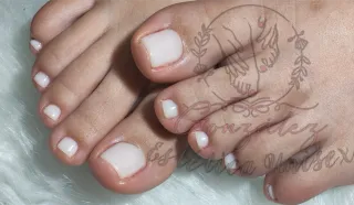 Servicio de manicura y pedicura