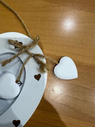 Cornice a cuore in legno
