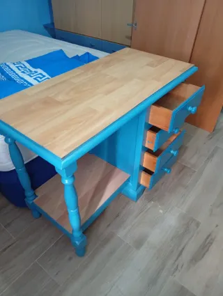 Escritorio azul y madera