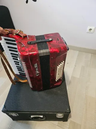 Acordeón rojo Ginelli con correas, tiene 60 bajos.
