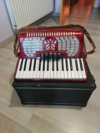Acordeón rojo Ginelli con correas, tiene 60 bajos.