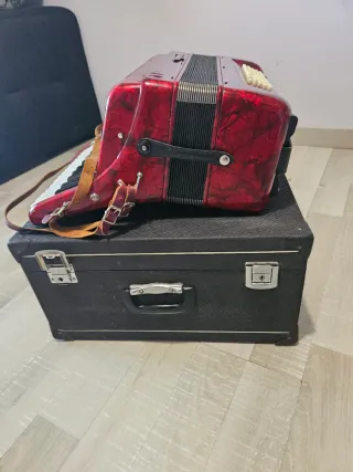 Acordeón rojo Ginelli con correas, tiene 60 bajos.