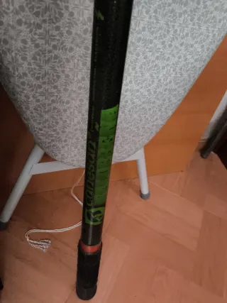 Cañas de pesca con señuelos y accesorios