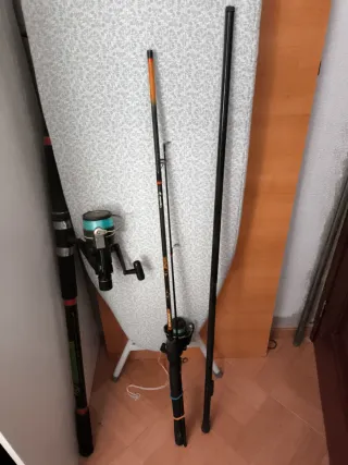 Cañas de pesca con señuelos y accesorios