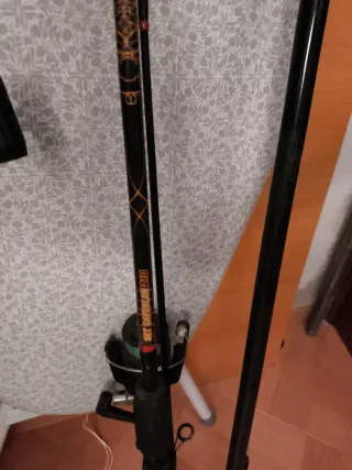 Cañas de pesca con señuelos y accesorios