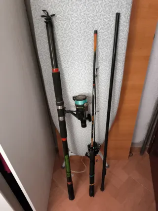 Cañas de pesca con señuelos y accesorios