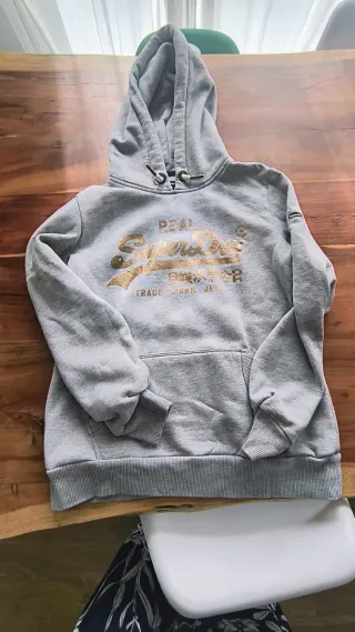 Sudadera Superdry Gris Logo Dorado