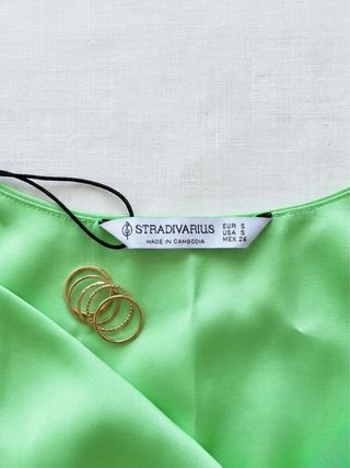 Top satinato verde di Stradivarius