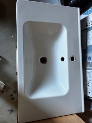 Mueble de baño blanco con lavabo