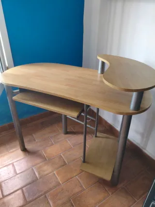 Scrivania in legno e metallo con sedia