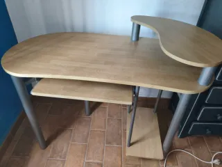 Scrivania in legno e metallo con sedia