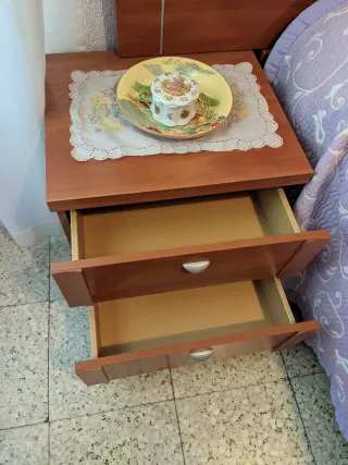 Dormitorio (canapé de cajones, cabecero mesitas)