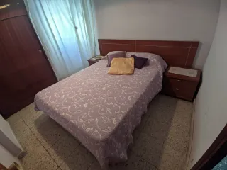 Dormitorio (canapé de cajones, cabecero mesitas)