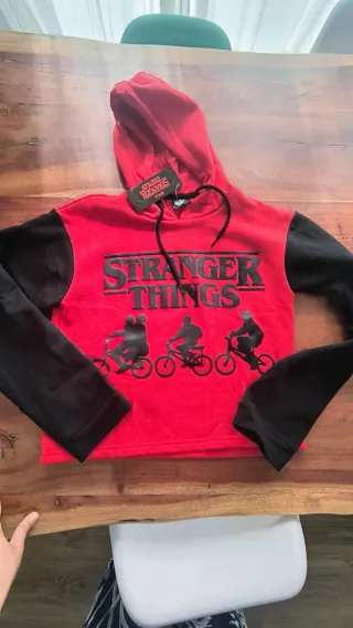 Sudadera Stranger Things Roja y Negra