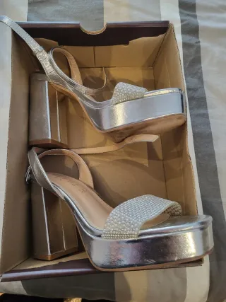 Sandalias. Cada par 9 euros