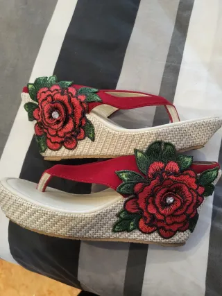 Sandalias. Cada par 9 euros