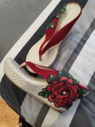 Sandalias. Cada par 9 euros