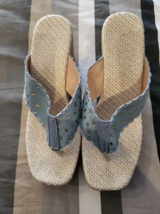 Sandalias. Cada par 9 euros