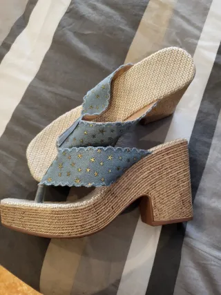 Sandalias. Cada par 9 euros
