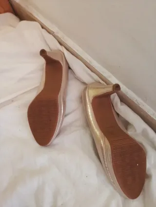 Zapatos de piel dorados sin estrenar T39