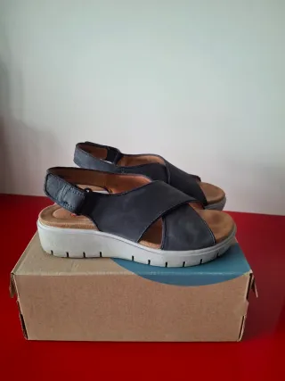 Sandalias cruzadas azules Clarks ante sintético
