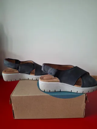 Sandalias cruzadas azules Clarks ante sintético