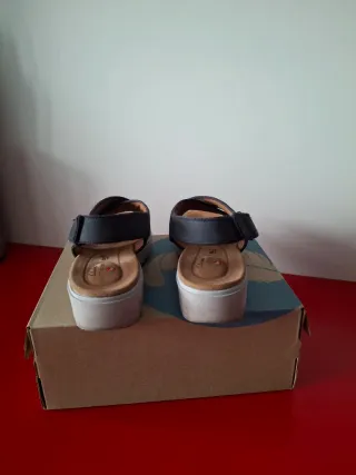 Sandalias cruzadas azules Clarks ante sintético