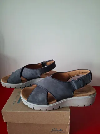 Sandalias cruzadas azules Clarks ante sintético
