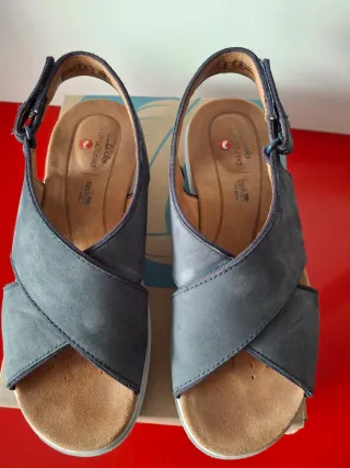 Sandalias cruzadas azules Clarks ante sintético