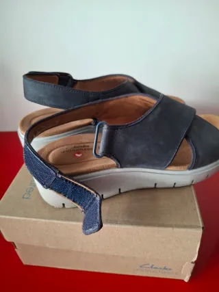 Sandalias cruzadas azules Clarks ante sintético