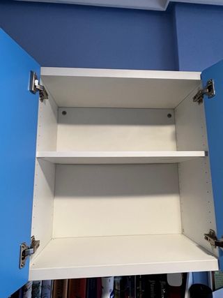 Estantería azul y blanca