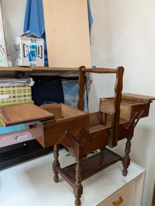 Costurero antiguo de madera con patas