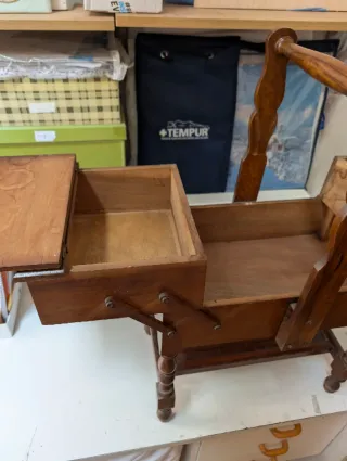 Costurero antiguo de madera con patas