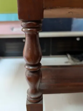 Costurero antiguo de madera con patas