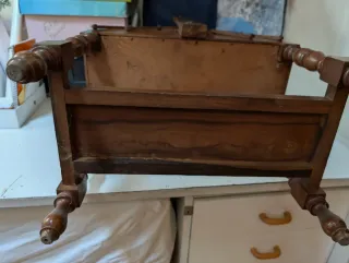 Costurero antiguo de madera con patas