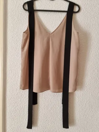 Blusa beige cintas negras | Stradivarius | Talla M