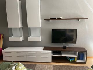 Mueble de salón blanco y madera