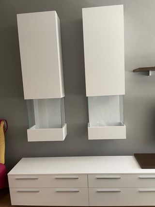 Mueble de salón blanco y madera
