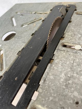 Sierra radial con mesa de trabajo