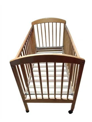 Cuna de madera para bebé, poco uso