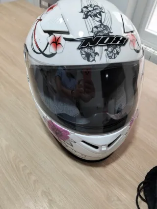 Casco de moto blanco con flores