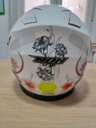 Casco de moto blanco con flores