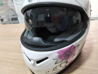 Casco de moto blanco con flores