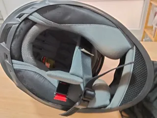 Casco de moto blanco con flores