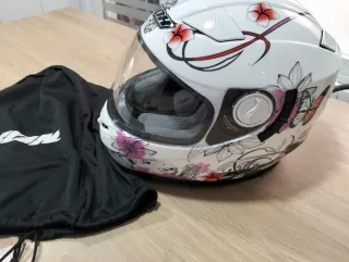 Casco de moto blanco con flores