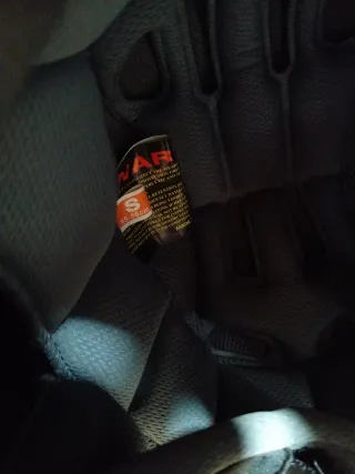 Casco de moto blanco con flores