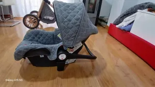 Carrito de bebé gris acolchado