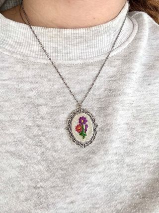 Collana ricamata mazzo di fiori