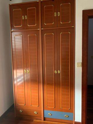 Armario de madera marrón y azul