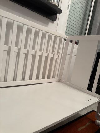 Cuna de bebé blanca con osito.